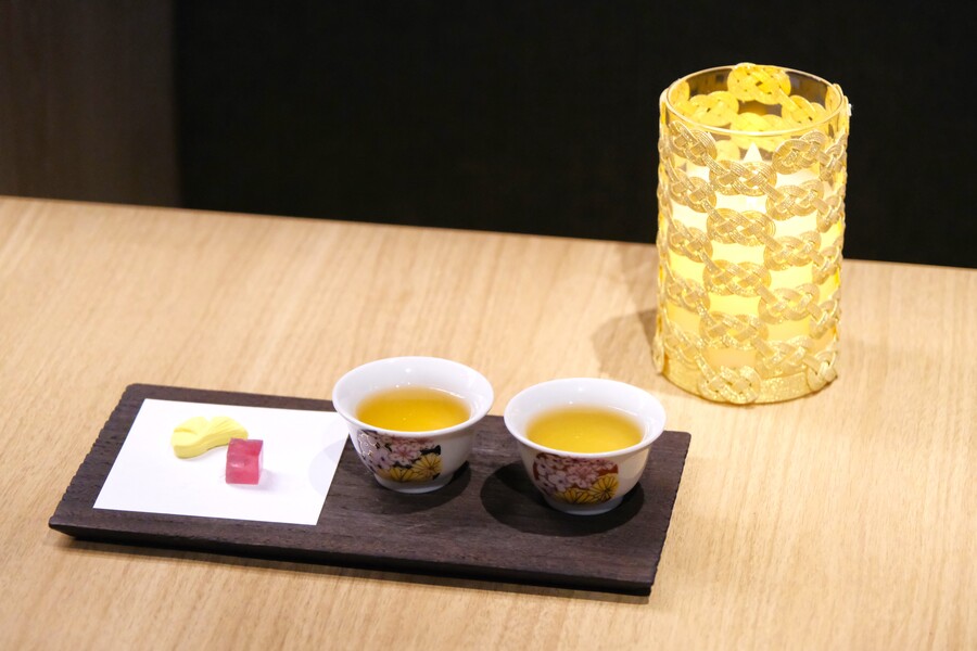 「金沢KOGEIナイトサロン」異なる2種類のお茶を飲み比べれば、色や香り、味の違いを存分に堪能できます。季節の茶菓子は、色もデザインもさまざまで、目移りする愛らしさ。選ぶ時間から心が躍ります