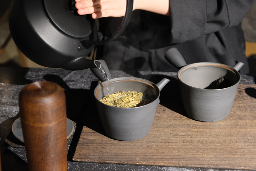 「OMO5 金沢片町」では、工芸とアートの垣根を超えた「KOGEI(工芸)」に彩られた空間で、ホテルスタッフが淹れたお茶をお菓子とともに味わえる「金沢KOGEIナイトサロン」を体験できます。