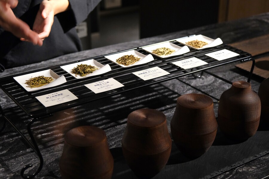 OMO5金沢片町 by 星野リゾートで体験できる、自分でお茶を淹れ、お茶菓子とともに楽しめる体験「茶好日(さこうじつ)」の様子