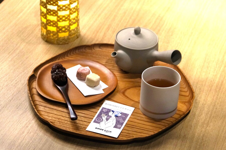 お茶に合わせるお茶菓子は、「茶菓工房たろう」のあんこに「古都美」のクッキーと、金沢の名店の味が揃います。