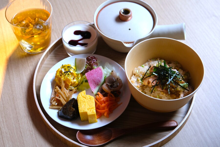 OMO5金沢片町 by 星野リゾートの「OMOカフェ&バル」で食べれる朝食。棒茶茶漬けをチョイス。副菜とサラダもたっぷりで、胃袋が忙しい旅行中にはうれしい内容です。