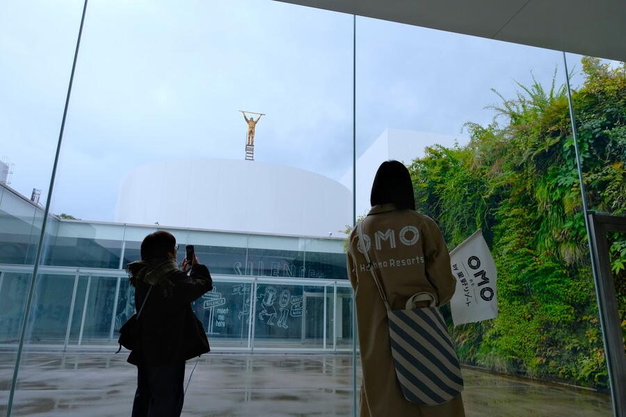 朝の静かな美術館を満喫するお散歩ツアー「金沢21世紀美術館お散歩ツアー」が人気