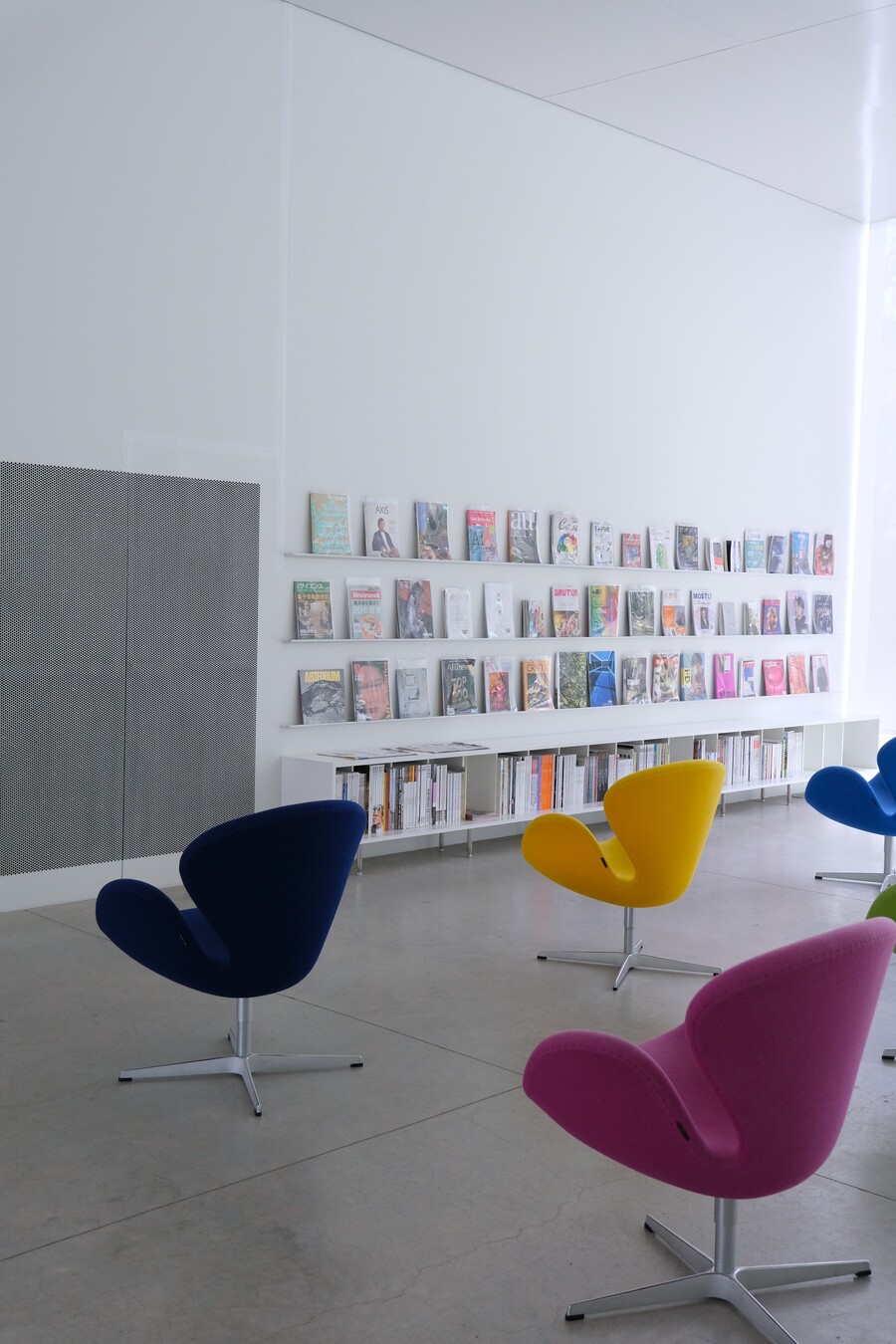 金沢21世紀美術館のアルネ・ヤコブセンのスワンチェアが並ぶアートライブラリー