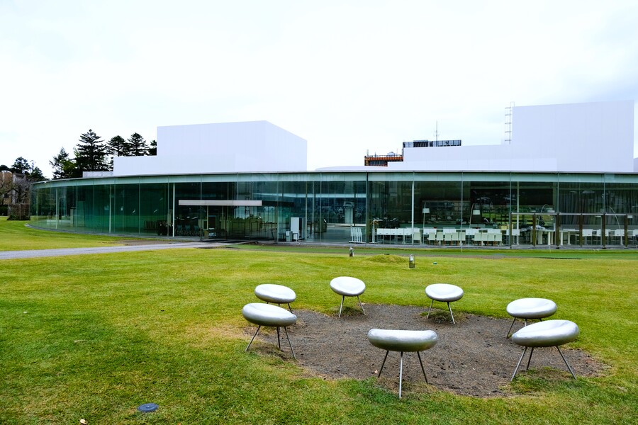 金沢21世紀美術館の芝生エリアに点在する「ドロップチェア」