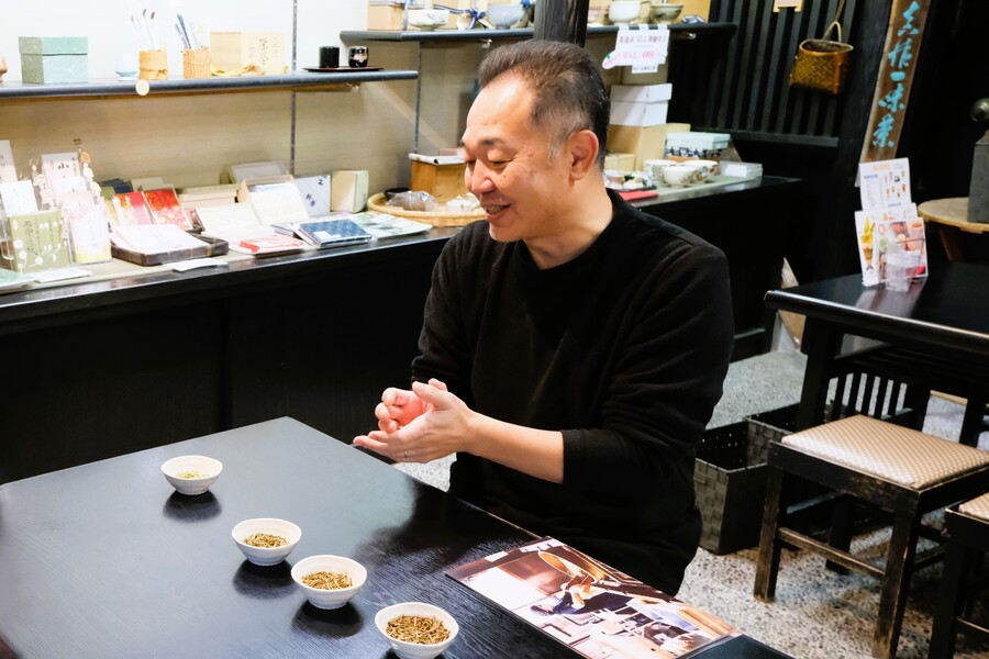 1859年(安政6)年創業の老舗で、直火と砂煎りの2種類を合わせた独自の焙煎方法を守り続けている野田屋茶店