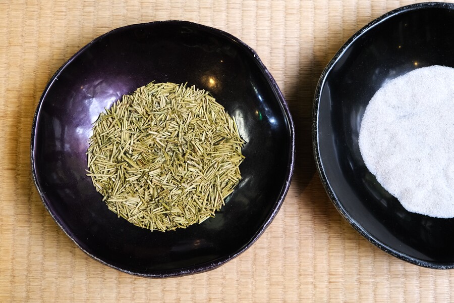 【野田屋茶店】焙煎前の茎。焙煎に使う白砂は静岡の大井川から取り寄せたもの