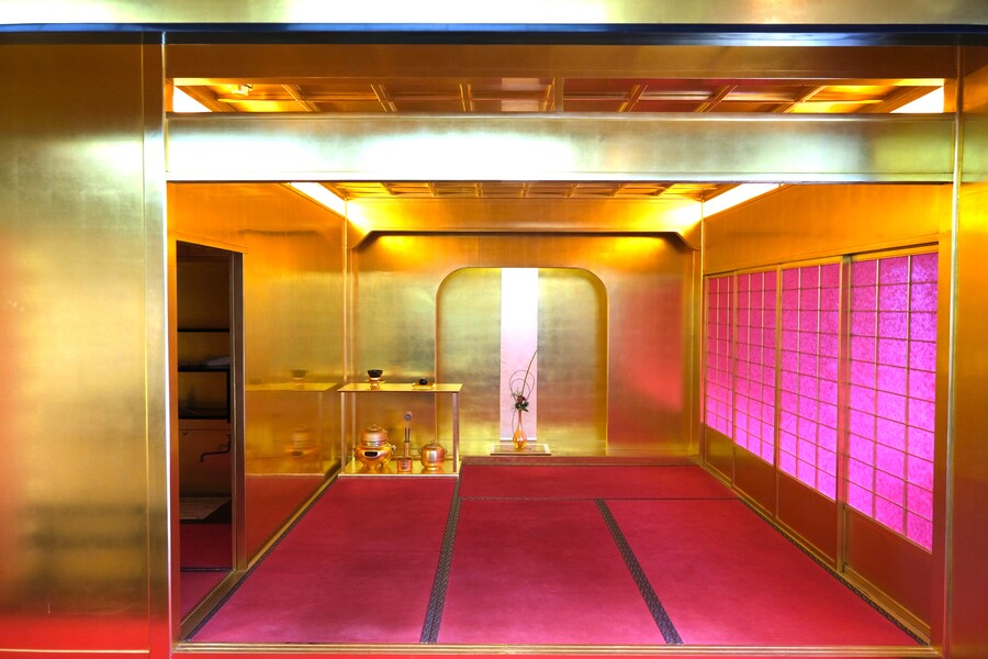 箔座の縁付金箔約4万枚で仕上げた「黄金の茶室」の様子