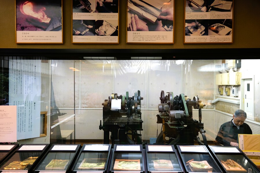 箔座で伝統的な製造工程や職人さんの作業の様子を見学