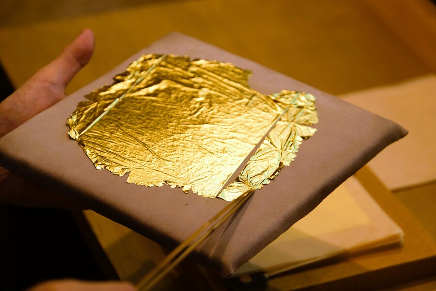 【箔座】「縁付金箔」についてひと通り学んだ後は、いよいよ箔づくり体験!3つあるコースの中から、「移し仕事(箔移し)」に挑戦