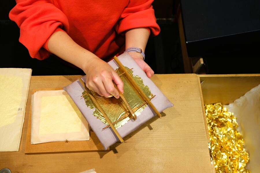 箔座で体験した移し仕事(箔移し)の様子