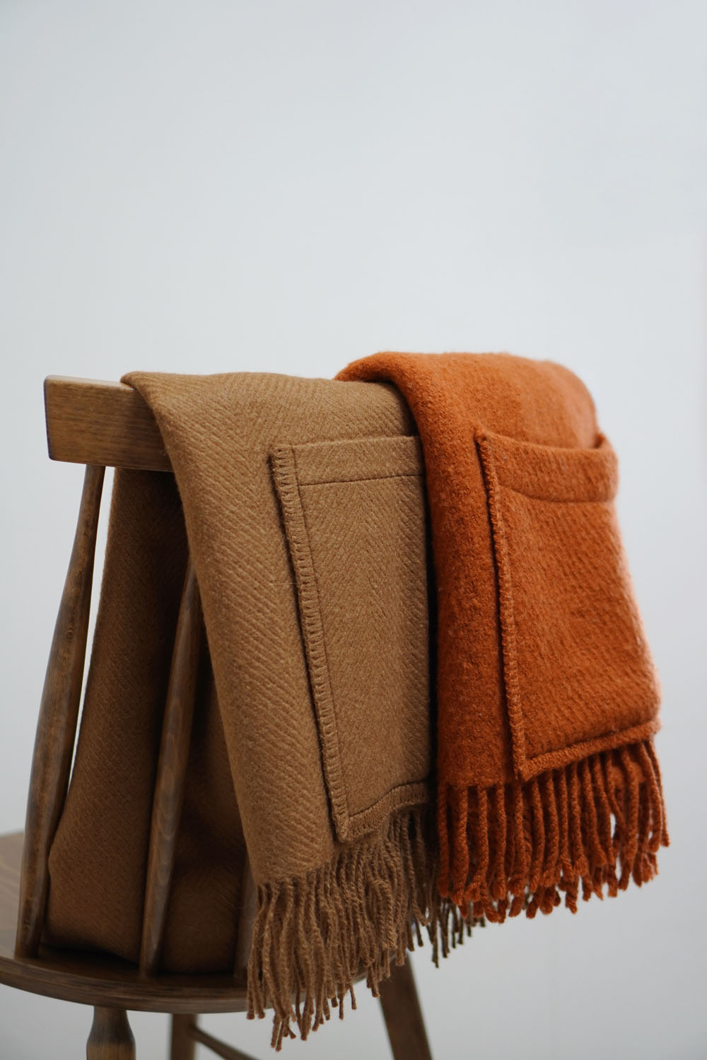 すっぽりと体を包むLAPUAN KANKURITのポケットショール