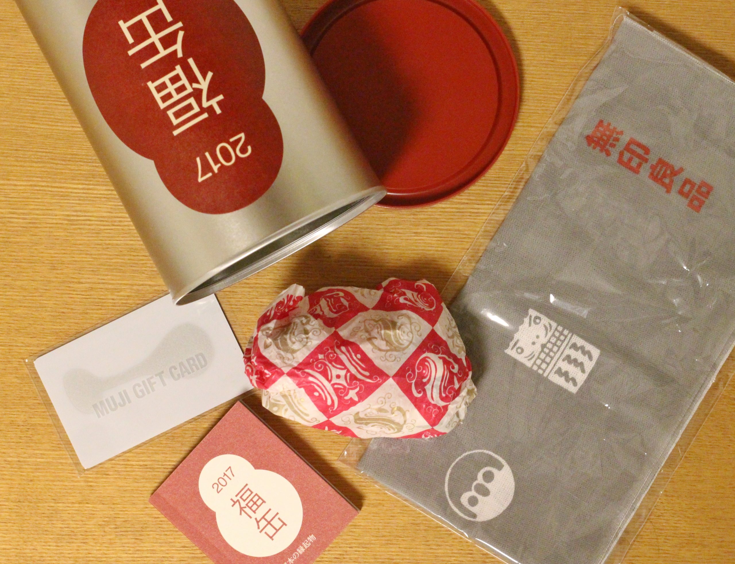 無印良品「福缶」2017年版の中身　ギフトカードと縁起物のほか、トートバッグや手ぬぐいなども