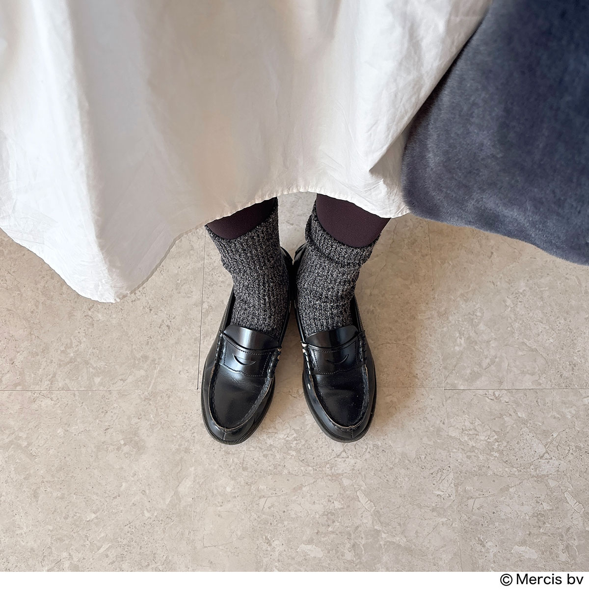 『リンネル』2月号付録 ミッフィーのファーバッグ　ベストとワンピースのコーディネートの足もと