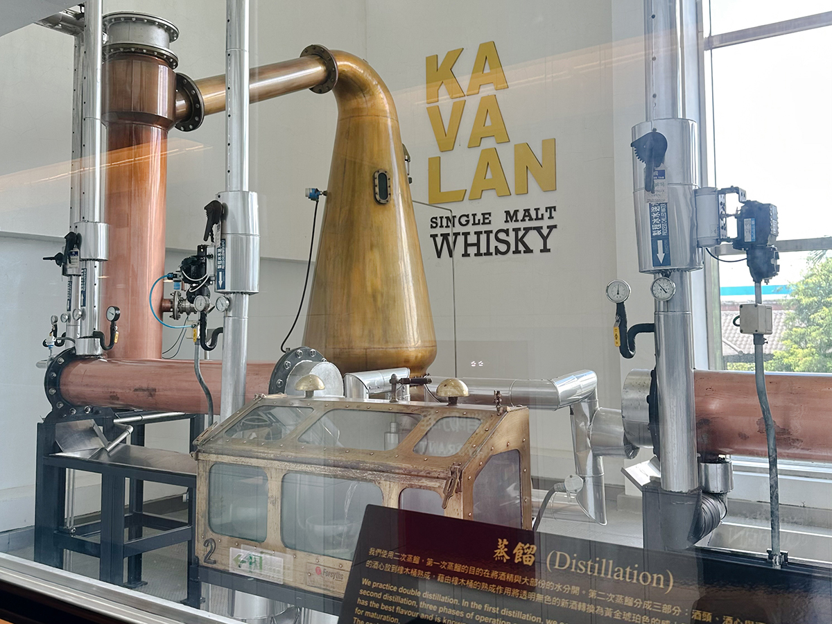 ウイスキーやワインなどの貯蔵庫（酒庫）に併設された試飲スペース酒庫テイスティングルームでカバランの歴史やウイスキーづくりの工程を学びました