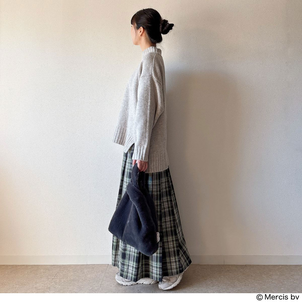 『リンネル』2月号付録 ミッフィーのファーバッグ　ニットとチェックスカートのコーディネート