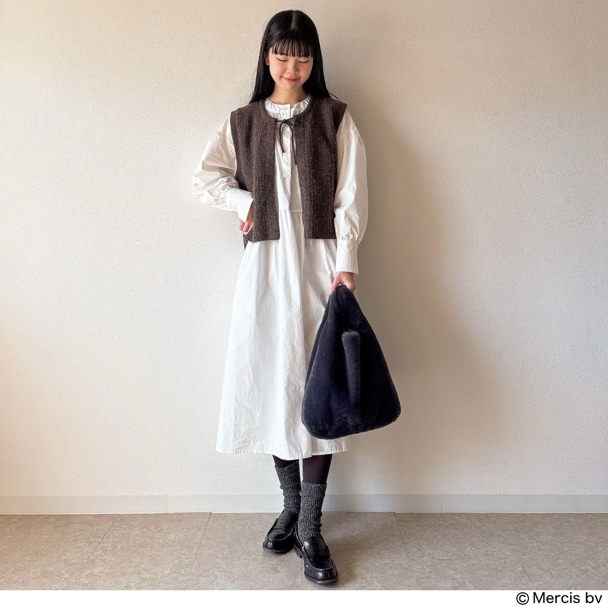 『リンネル』2月号付録 ミッフィーのファーバッグ　ベストとワンピースのコーディネート