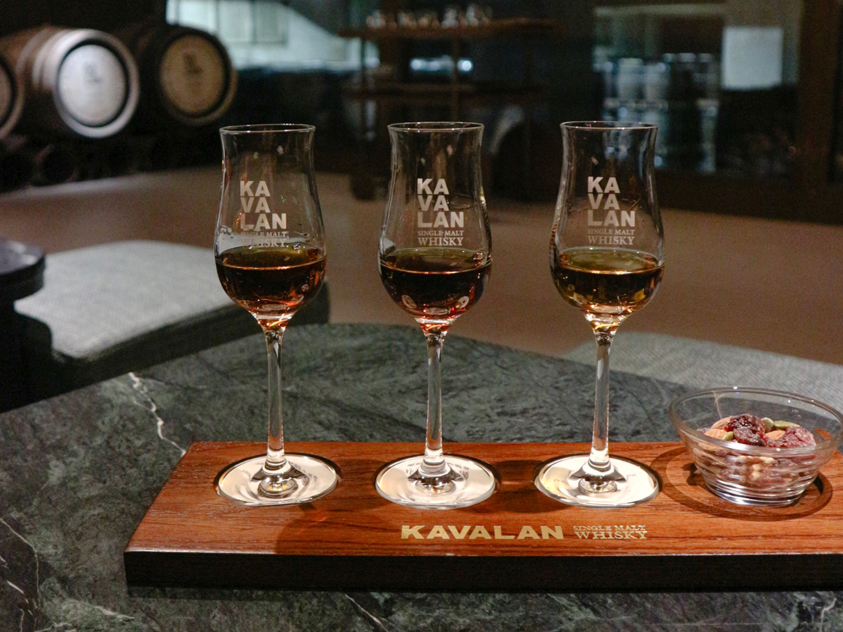 噶瑪蘭（カバラン）酒庫を見下ろしながら、樽から直接取り出した原酒を味わう時間は贅沢でした