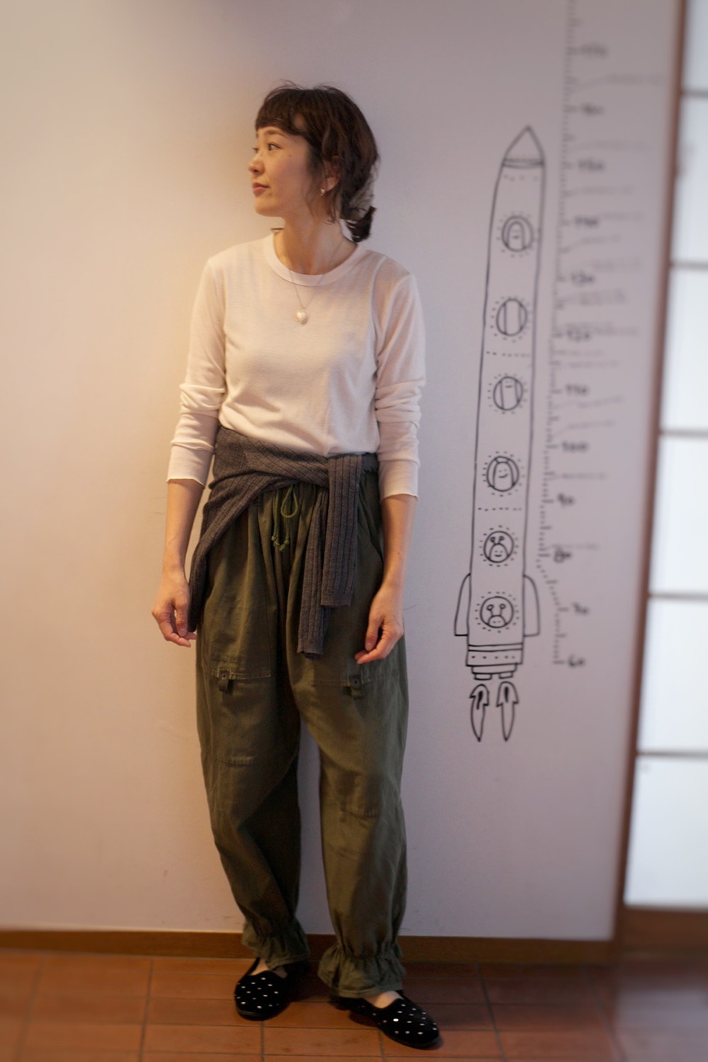 ユニクロのカーディガンを腰に巻いて軽やかな印象に