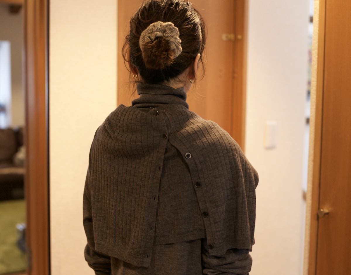 ユニクロのメリノリブクルーネックショートカーディガンで秋の着こなし