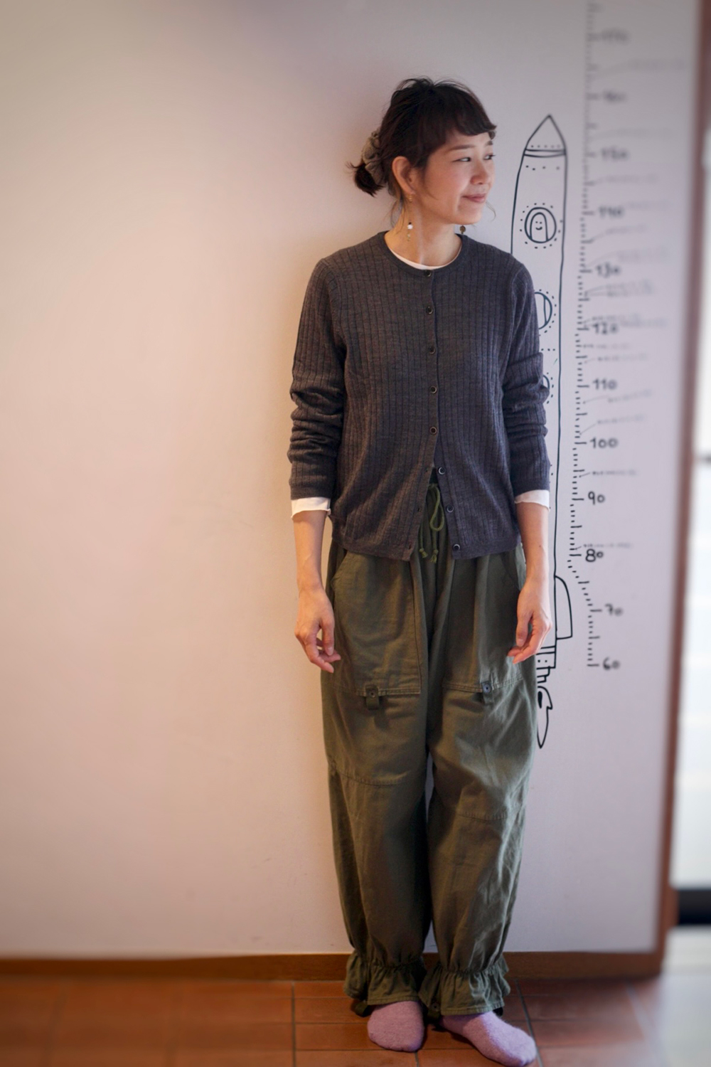 ユニクロのメリノリブクルーネックショートカーディガンは、プルオーバーとしてもカーディガンとしても着ることができる