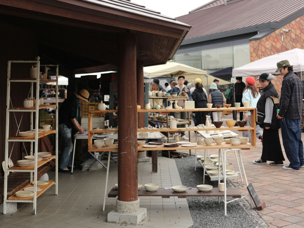 茨城県笠間市でつくられる笠間焼は、江戸時代から続く歴史ある焼き物。
