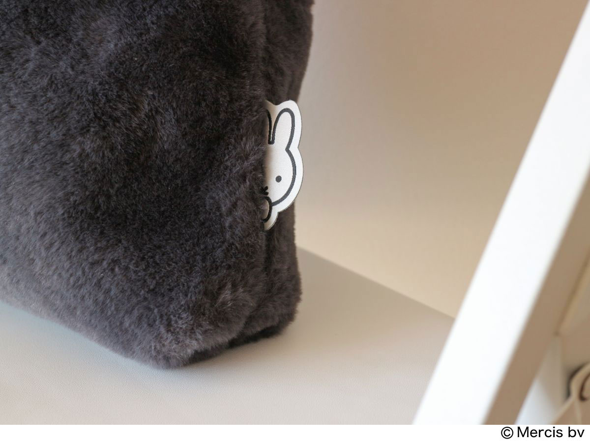 『リンネル』2月号付録のファーバッグからちらりとのぞくミッフィー