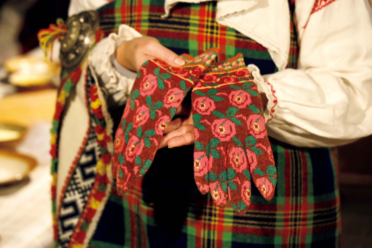 ラトビアの首都「リガ」以外クリスマス観光おすすめスポット3選 手仕事の本場で編み物を体験!「ズワニーターイ伝承館」