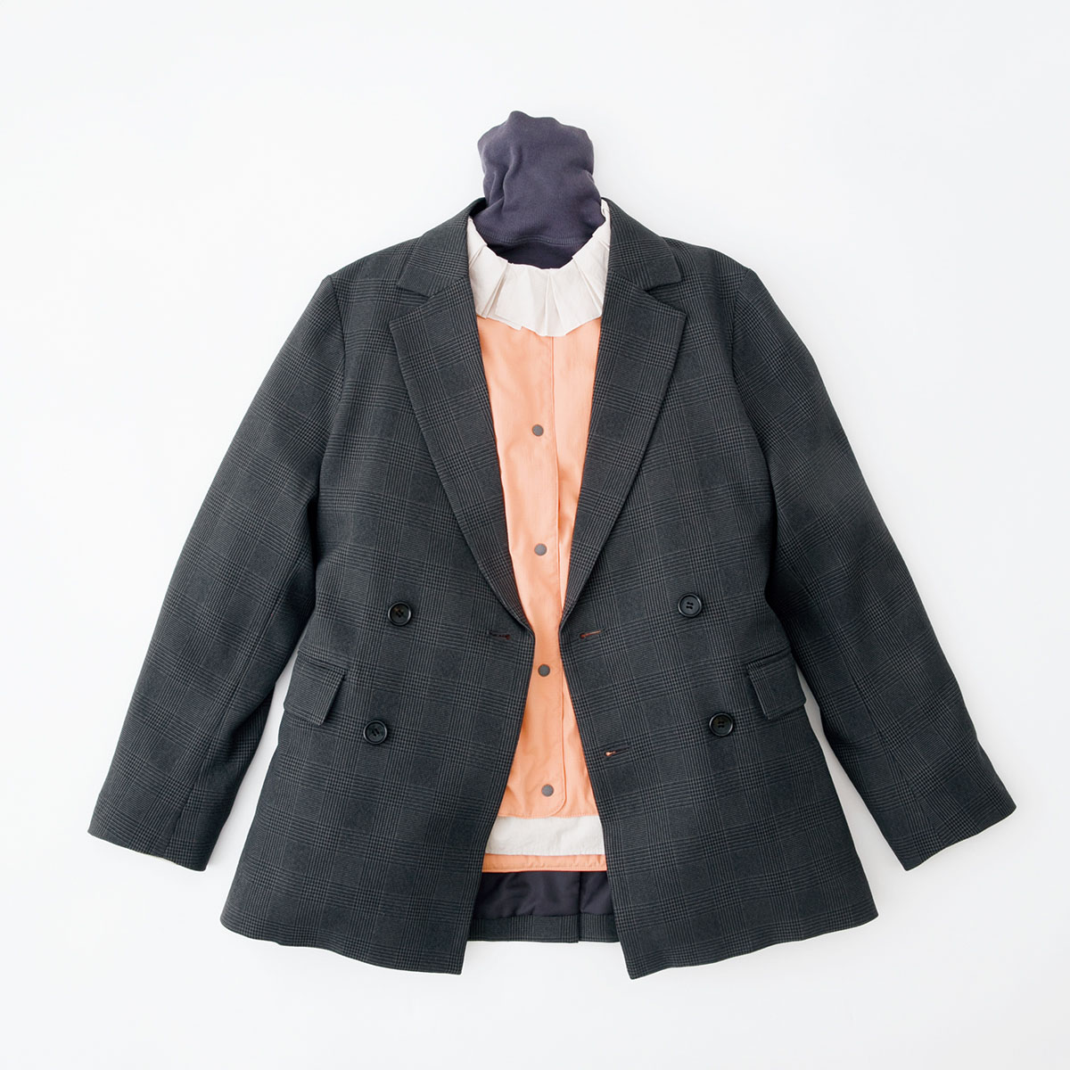 クラシカルなジャケットにやわらかな色味のダウンとフリルカラーを効かせ華やかに。