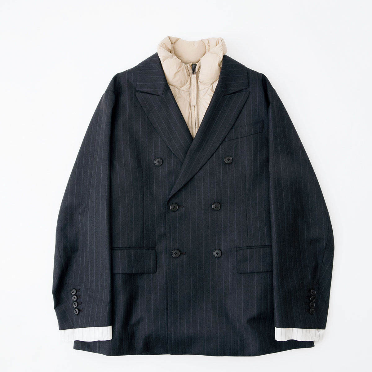 マニッシュなダブルジャケット×ハイネックで、首もとまであたたかく端正に。