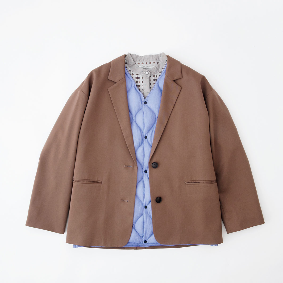 モカ色に淡いパープルがやさしい色合い。小紋柄をのぞかせ洒落感アップ。