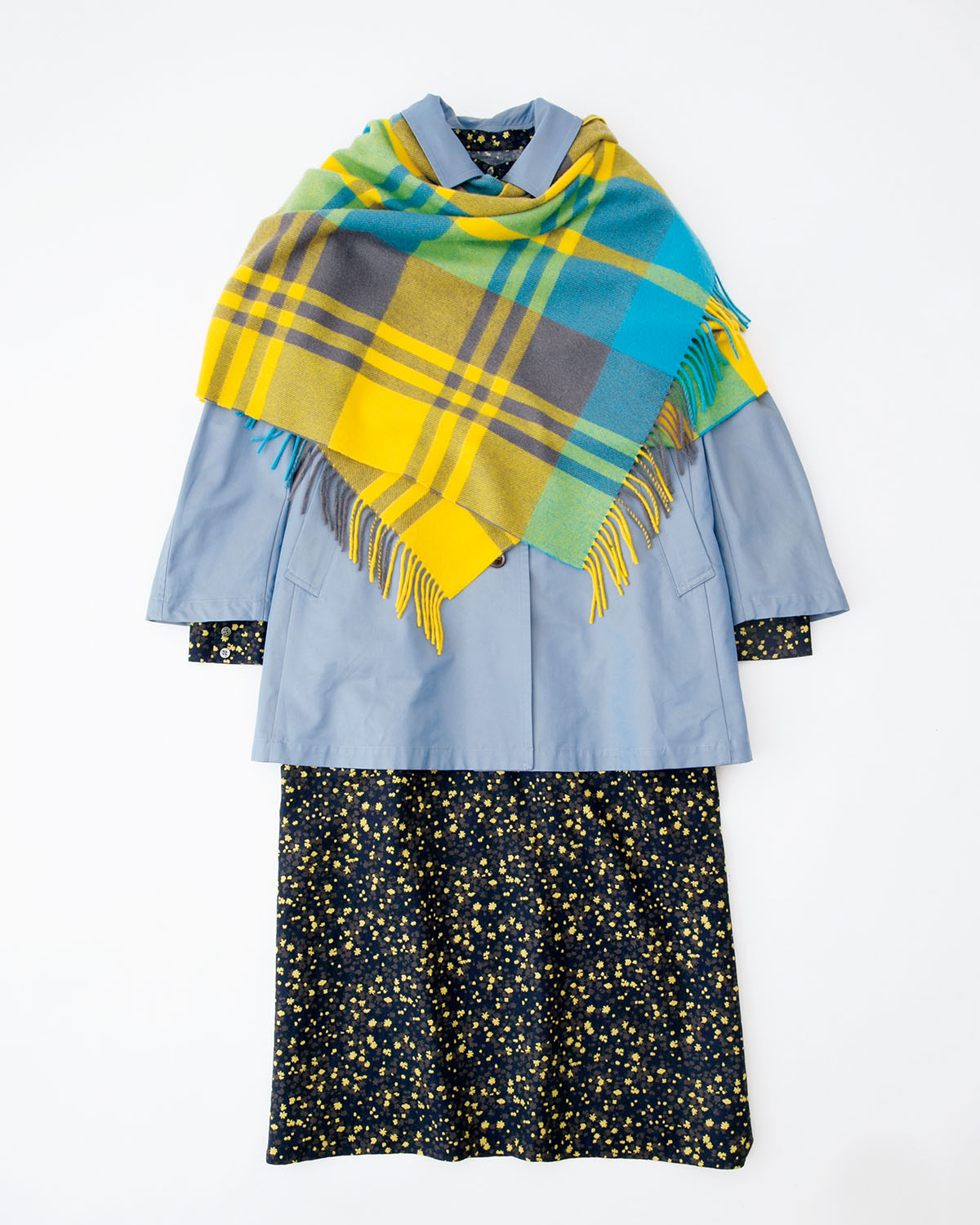 クラシカルなコートにタータンチェックであたたかみと華やぎ