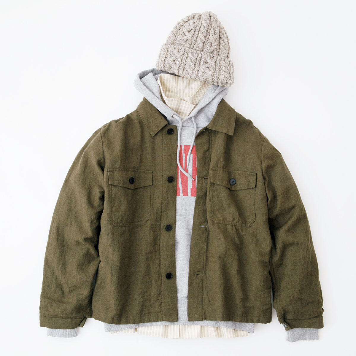 ウール混のワークジャケット×カレッジパーカの王道カジュアル。ストライプシャツを効かせ新鮮に。