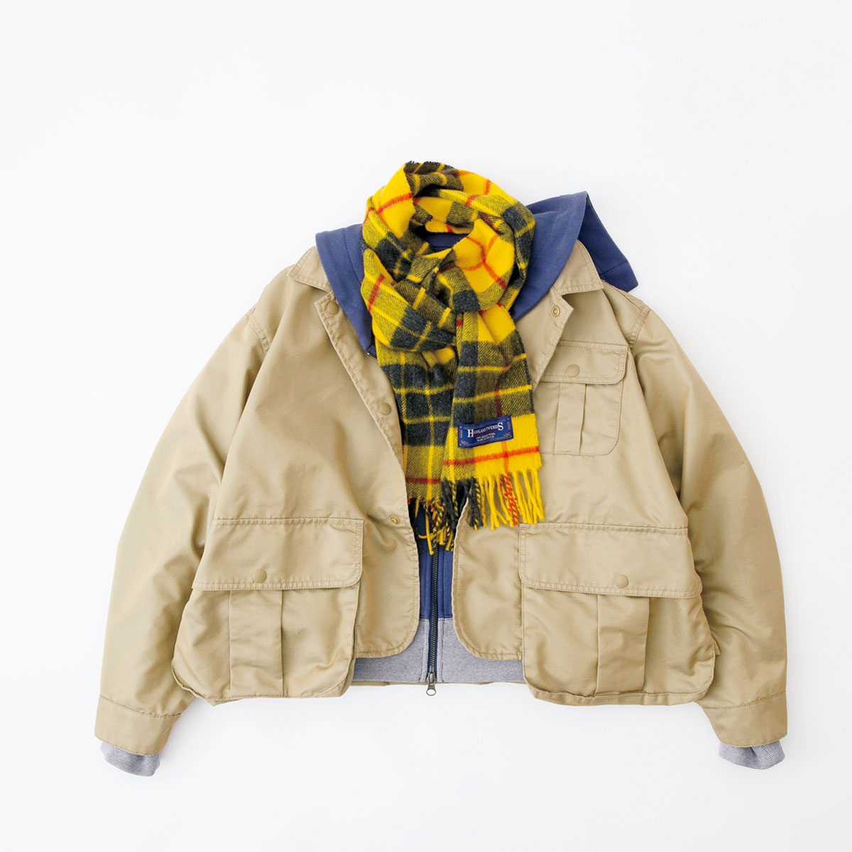 ワーク感漂うジャケットにセーラーパーカを重ね、ラフさとかわいげを両立。鮮やかなマフラーがアクセント。