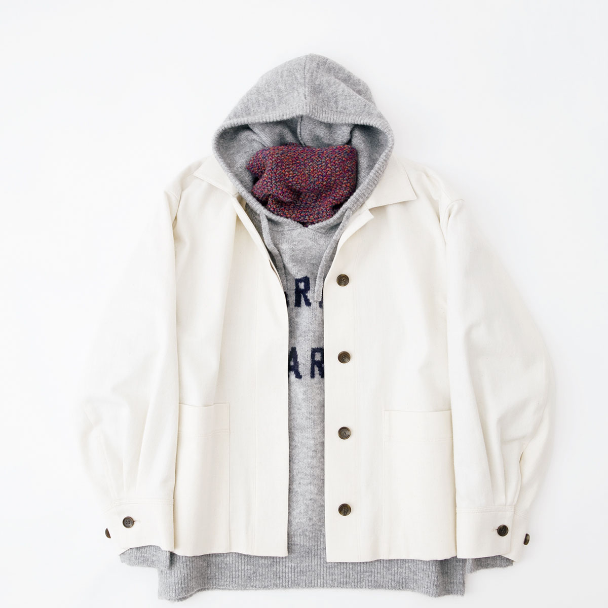 ナチュラルな色味でまとめたミニマルな重ね着。異素材で奥行きを出し、スヌードでぬくもりもプラス。