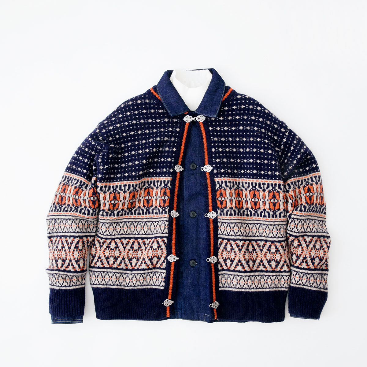 【大人のニットレイヤード】ノスタルジックなチロリアンニットは同系色のデニムで引き締め、懐かしくもモダンな雰囲気に。