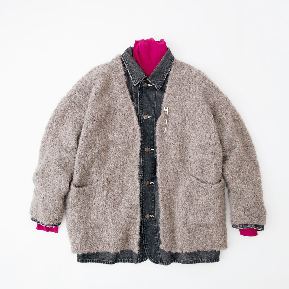 やわらかなブークレニットにヴィンテージ感のあるデニムで抜け感を演出したレーヤードスタイル