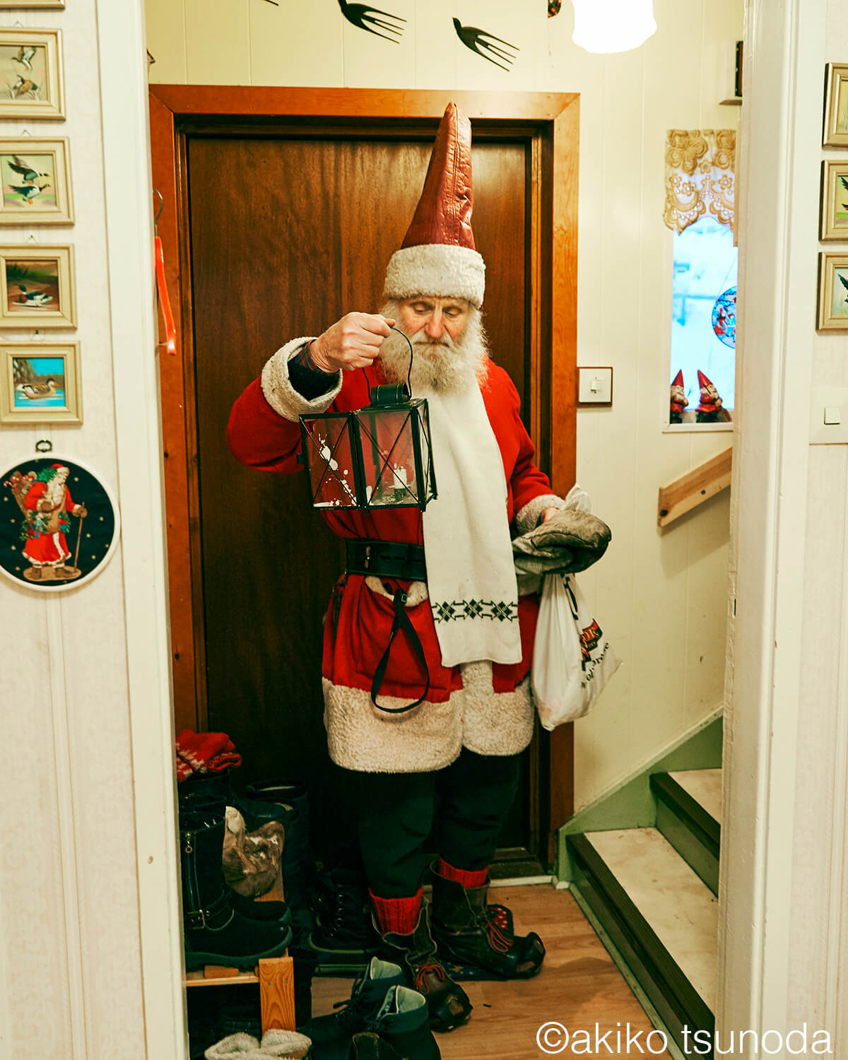 赤いとんがり帽子がかわいいスウェーデンのサンタさん