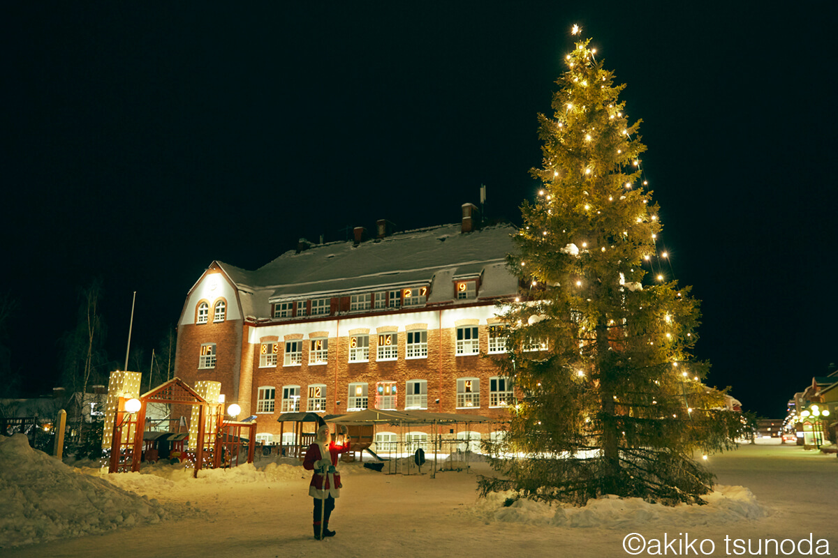 スウェーデンのサンタさんがプレゼントを届けにお家に入る様子