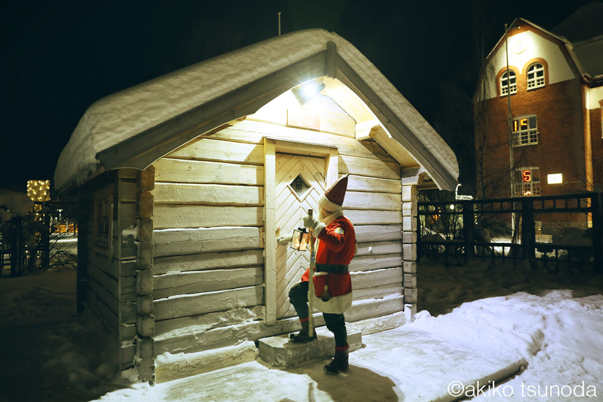 スウェーデンのサンタさんがプレゼントを届けにお家に入る様子