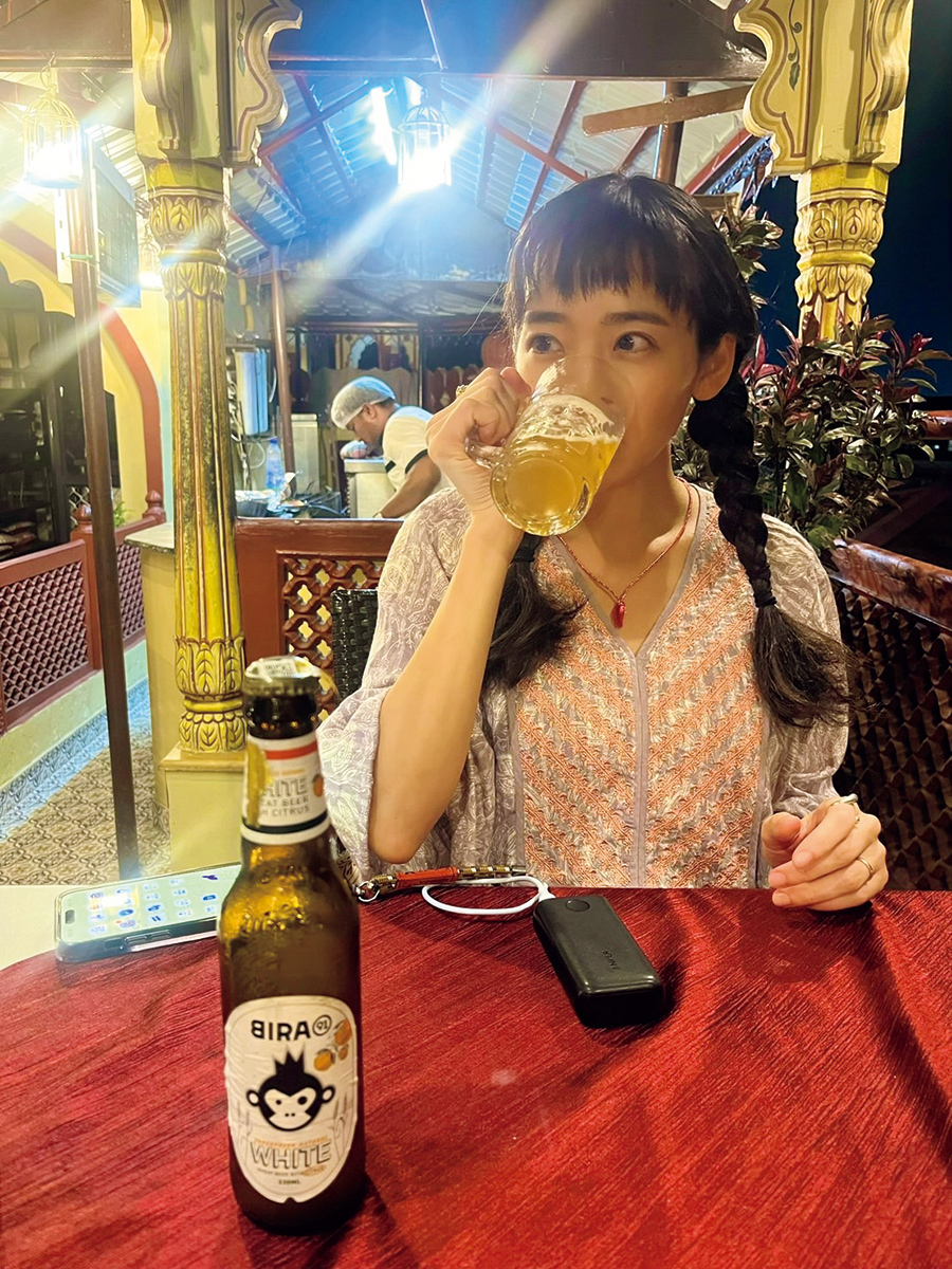 旅行先のインドでビールを飲む清水みさとさん