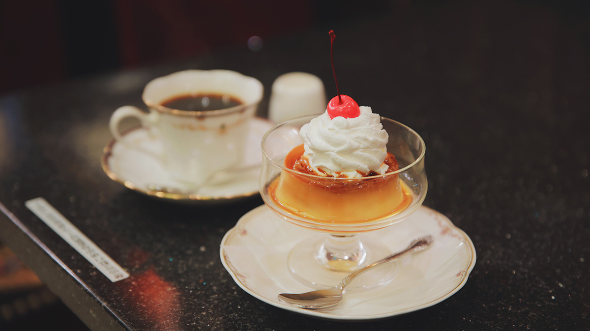 珈琲専門館 伯爵 池袋北口店のプリンとコーヒー