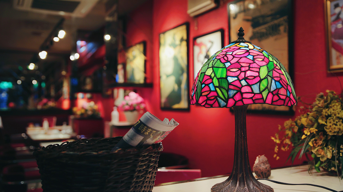 東京・蒲田の喫茶店「チェリー」の内観　トゥールーズ＝ロートレックのポスターが飾られる