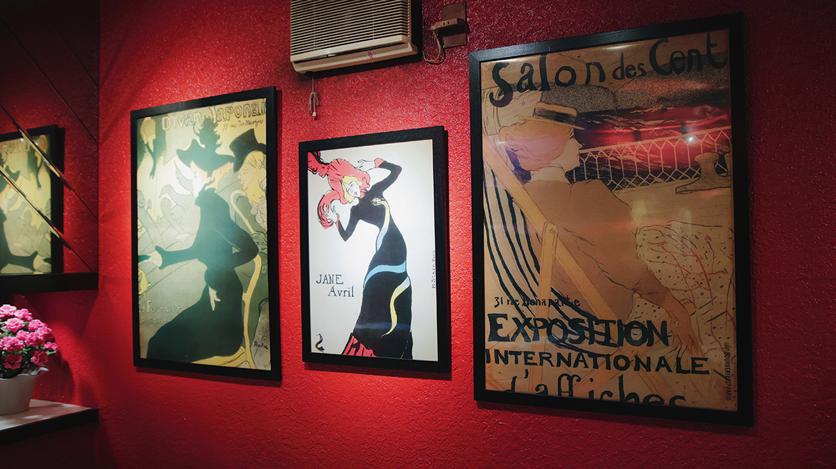 東京・蒲田の喫茶店「チェリー」の内観　トゥールーズ＝ロートレックのポスターが飾られる