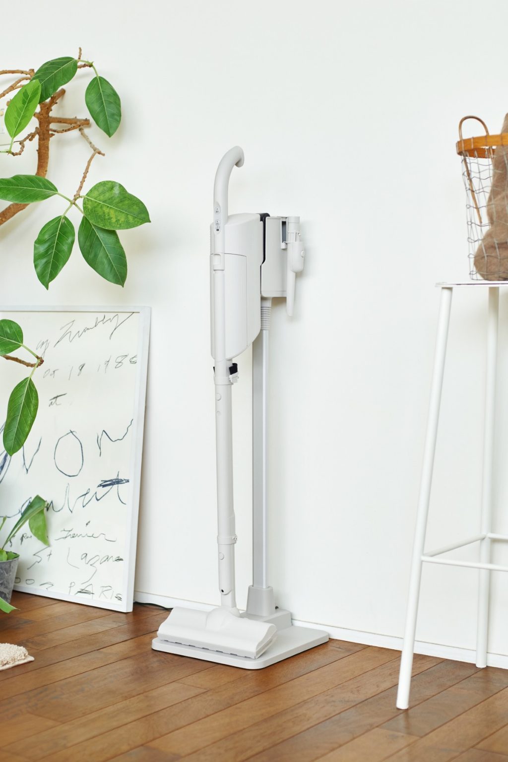 東芝の紙パック式コードレス掃除機を家事のプロがお試し】 吸引力や軽