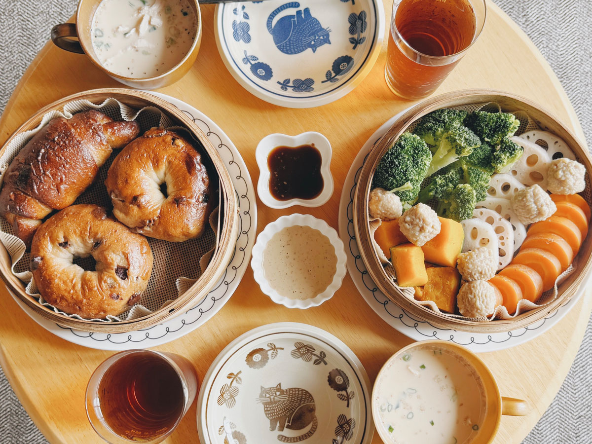 蒸篭で蒸すだけで、いつもの野菜とパンがごちそうに。