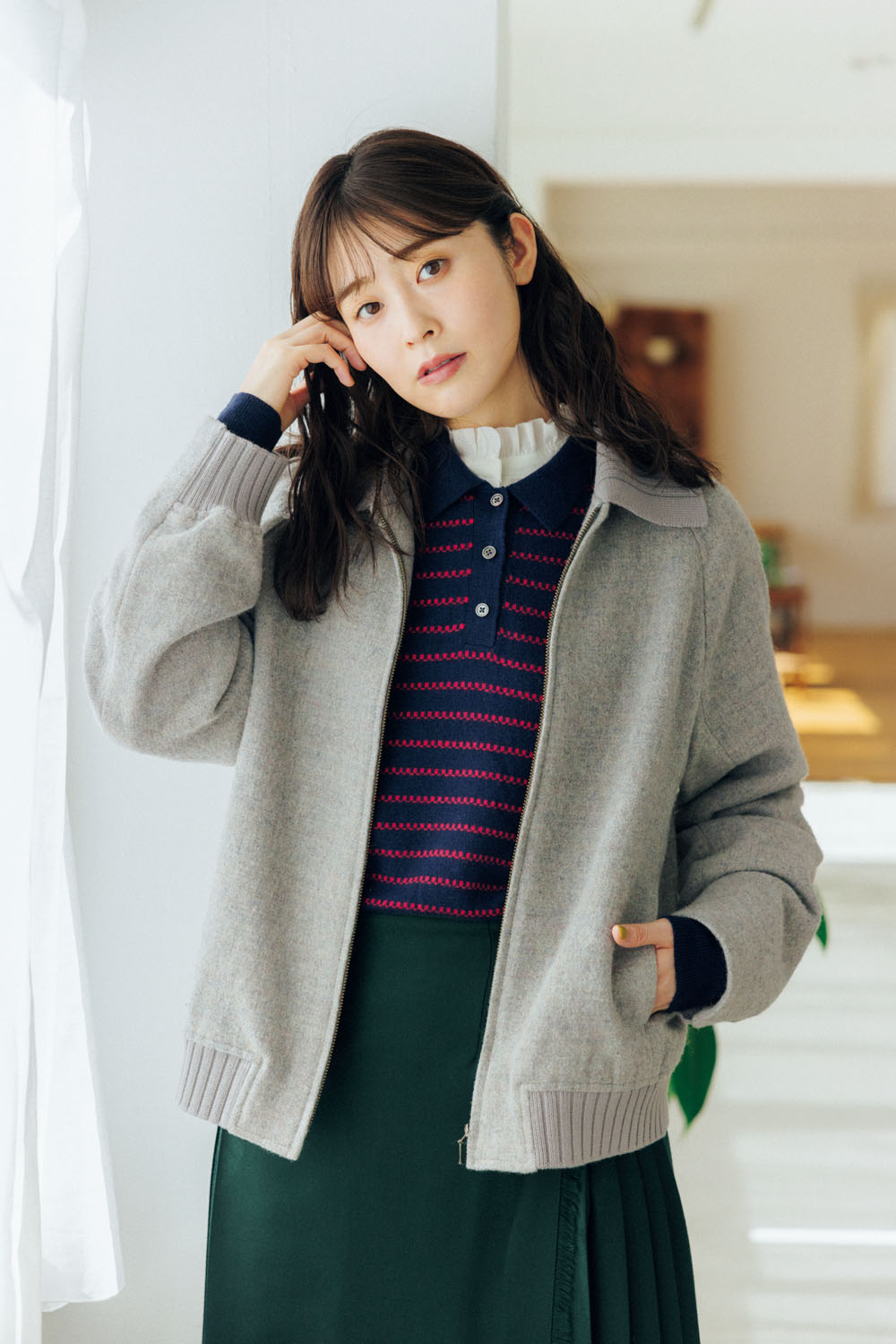 human womanのショート丈コートを着こなし