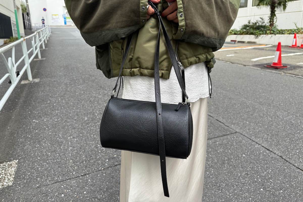 味わいのあるシワ加工が特徴の黒い筒形ショルダーバッグ