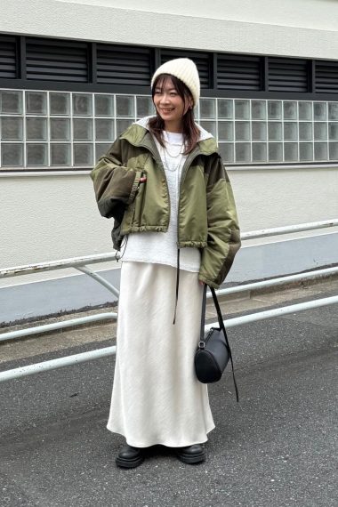 チャオパニックティピー／フランクリンクライミング PR 遠藤あゆみさんの私服ファッションスナップ。異素材と白×カーキの配色が映える、大人の抜け感レイヤード