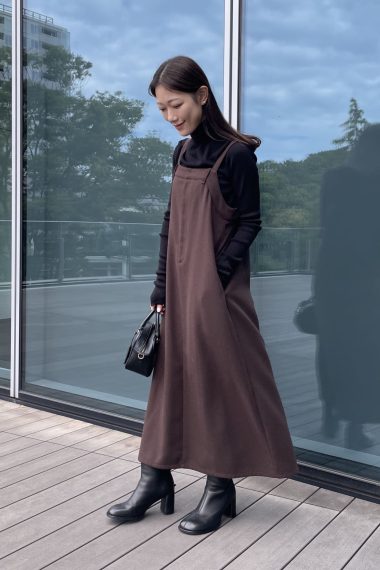 ビームス プレス 古橋菜摘さんの私服ファッションスナップ。ブラウン×ブラックでつくる、大人シックな秋のワンピーススタイル