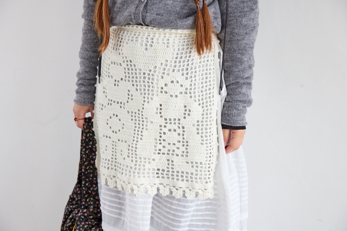 人のモチーフを編み込んだ手編みニットエプロン